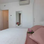 Three Bedroom Close To The Sea Apartment