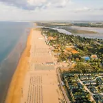 Three Bedroom Close To The Sea *